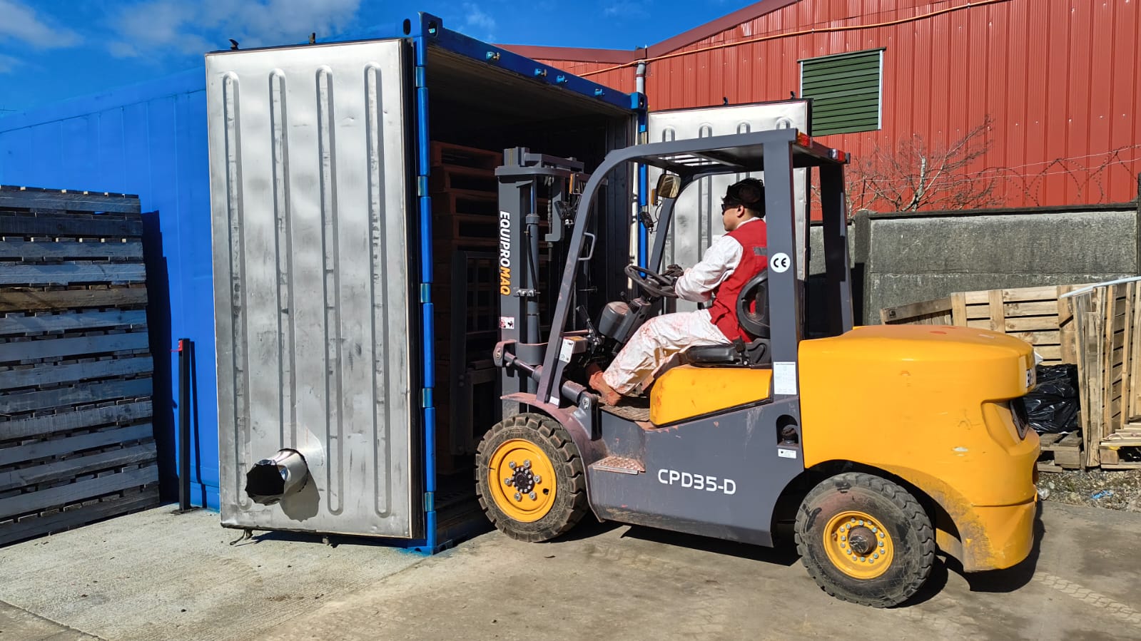 Carga de la cámara de secado con grúa horquilla